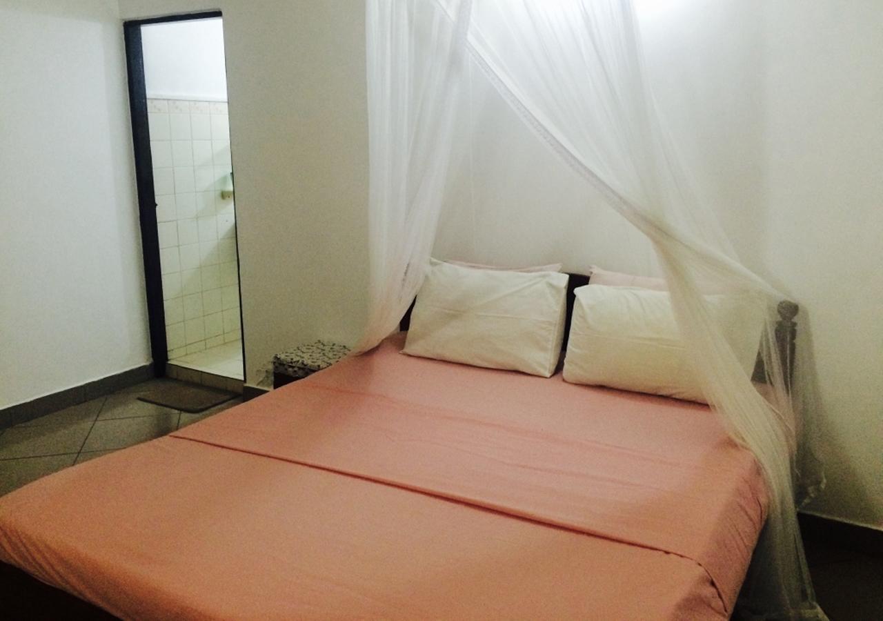 Colombo Lavinia Beach Hostel Dehiwala-Mount Lavinia Buitenkant foto